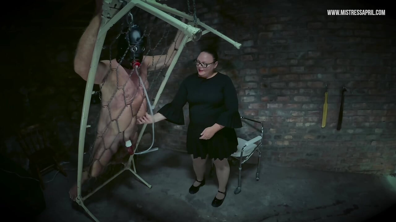Dominatrix sahibe Aprils köle turnuva için acımasız yatak