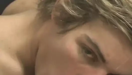 Sert twink sikiciler götünü sikmeden önce yarak emiyor