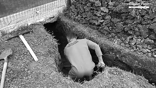 Mini Mitzi mahkum tarafından sikiliyor