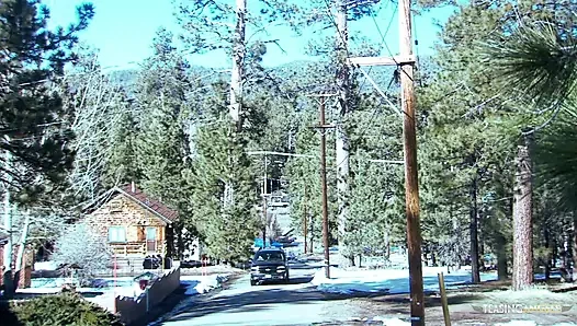 Büyük memeli orta yaşlı seksi kadın amını şömineye siktiriyor