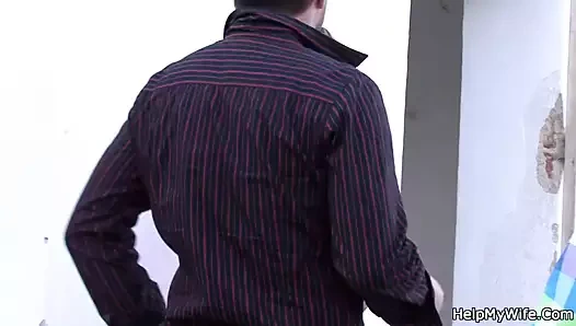 Yaşlı adam esmer karısını paylaşıyor