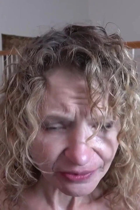 Auntjudys - olgun üvey annen Tia sana tabu sakso çekiyor