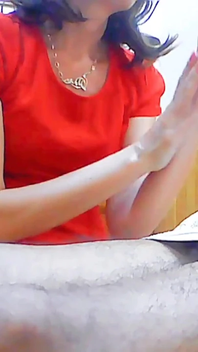 Незабываемый момент из "Курящая шлюшка-жена с большим черным членом в руках"