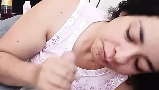 Evli kadın kocasının arkadaşıyla cinsel ilişki yaşıyor.