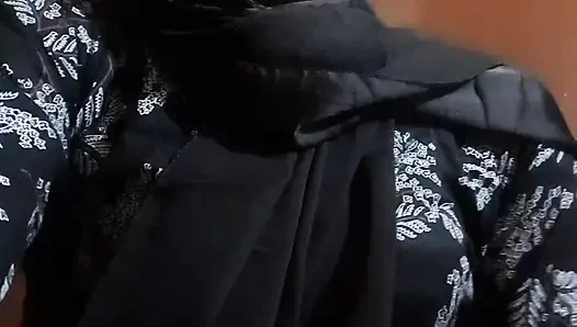 Tesettürlü kadın kılıklı kadın kendini sikiyor ve üzerine boşalıyor