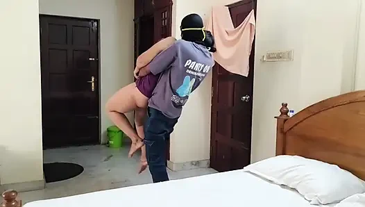 Hintli kadın seksi elbiseli devar ile eğleniyor