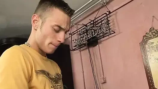 Yumruk sokma bağımlısı Alman kaltak için büyük bir yüze boşalma