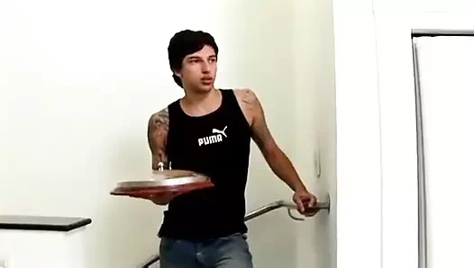 Takma yaraklı ateşli hatun travestiyi sikerken travesti delikanlının sıkı götünü sikiyor