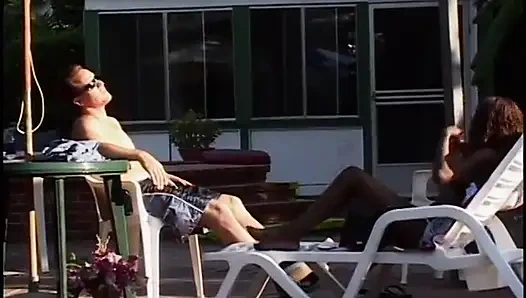 Küçük memeli genç zenci kız havuzda beyaz yarakla sikişiyor