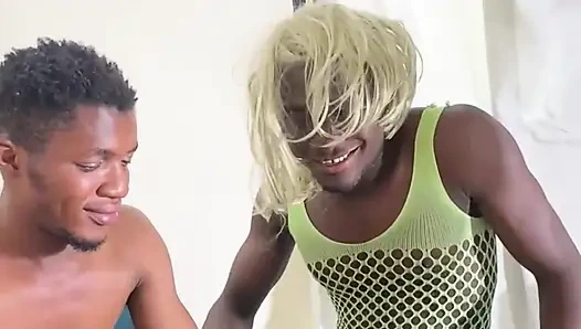 Eşcinsel sürtük file içinde sikiliyor