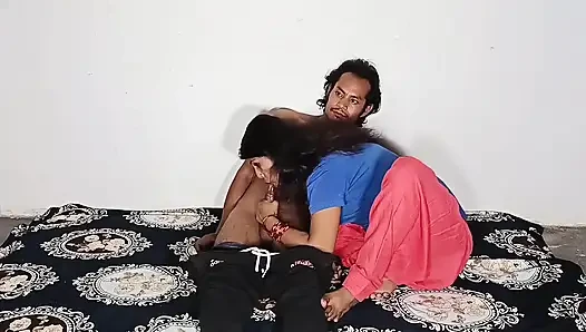 Mükemmel yuvarlak götlü ve memeli Hintli orta yaşlı seksi kadın sakso çekiyor ve döllene kadar yarağa biniyor