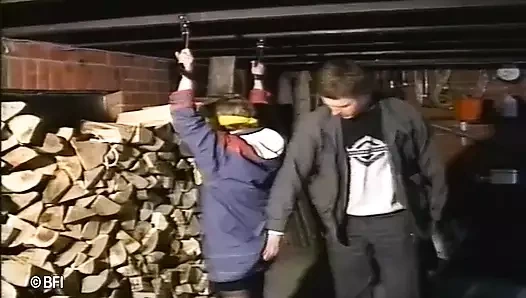 Gözleri bağlı itaatkar piliç ve efendisi