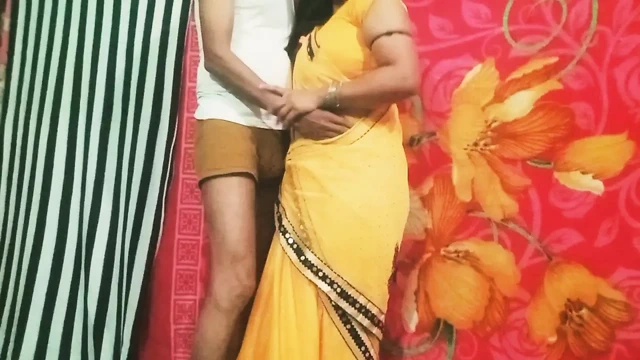 Çekici yenge, düğün gecesinin ikinci günü kayınbiraderle romantik ilişki yaşadı, sonra kayınbirader sevişti ve chut ka pani nikal kiya