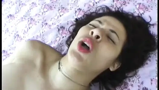 Azgın hatun sıkı deliklerinin büyük biseksüel direkler tarafından çifte delinmesinde eğleniyor