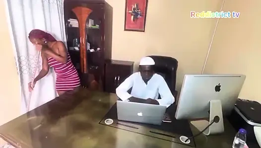 Patronum ofiste iş arkadaşımla sikişirken neredeyse beni yakalıyıyordum