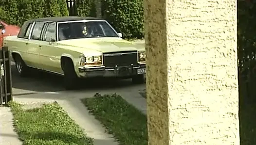 Çekici Alman sürtükler ateşli dörtlü sekste sikiliyor