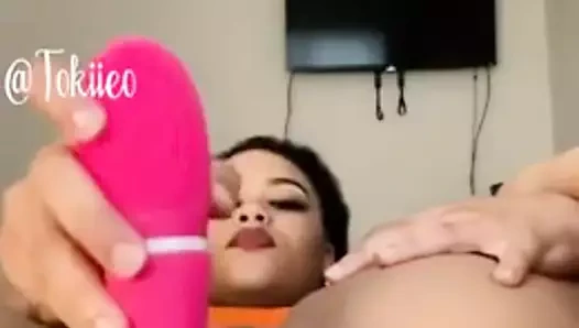 Light skinned kremsi kedi mastürbasyon