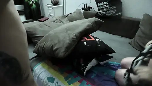 Osurduktan sonra popo yalama ve derin boğaz ta ki o yukarı çıkana kadar