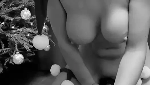 Sybian seks makinesinde yaramaz bir elfle oynayan evli kadın