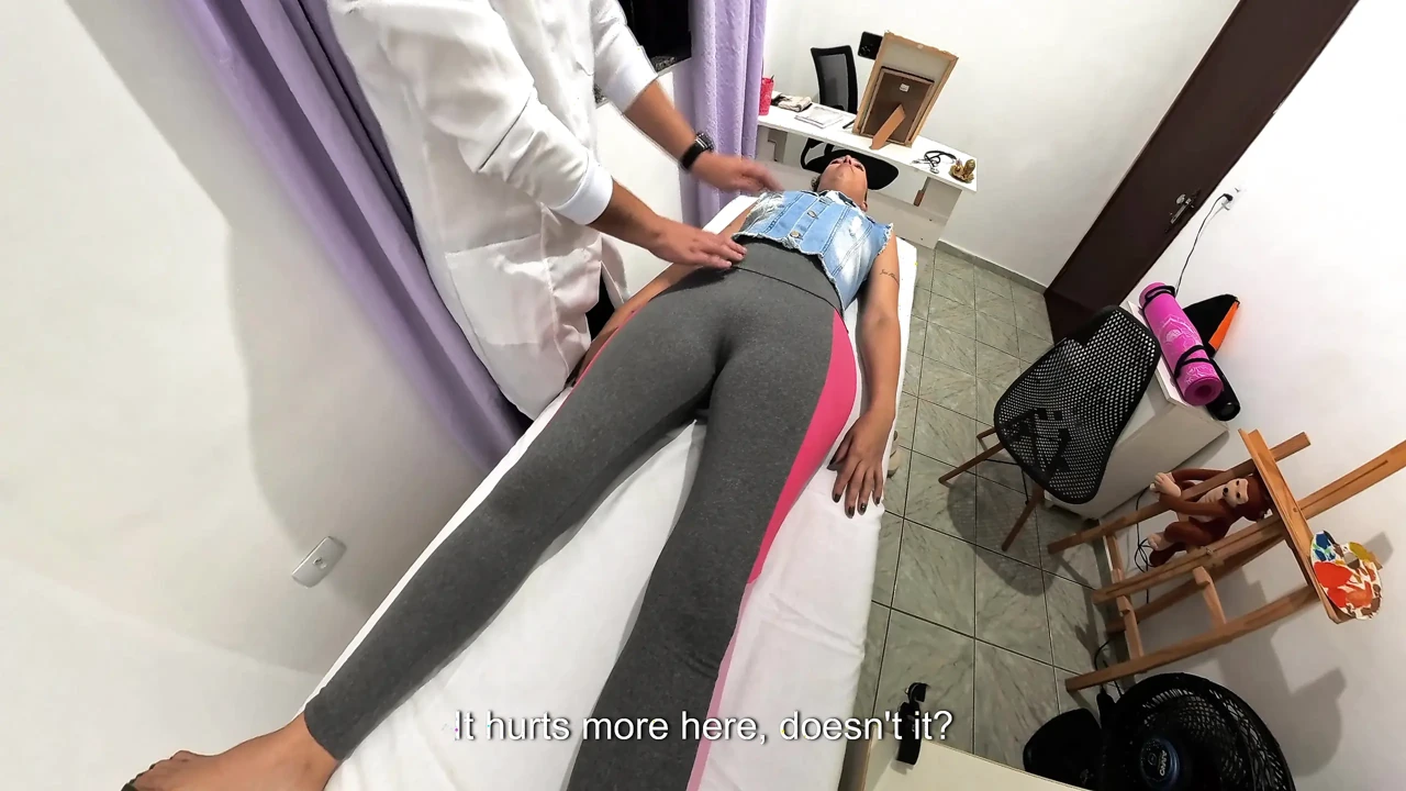 Ortopedi doktoru hastanın kıyafetlerini çıkarıyor ve yüzüne boşalıyor.