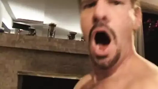 Bir adam derin uyandırmak için aynı anda iki kadın fuck