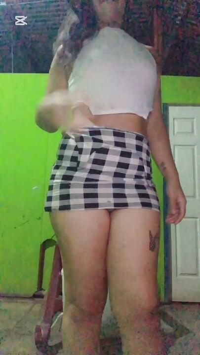 Milady seksi kamera için dans ediyor