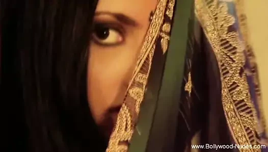 Hint prenses vücudunu ortaya çıkarır