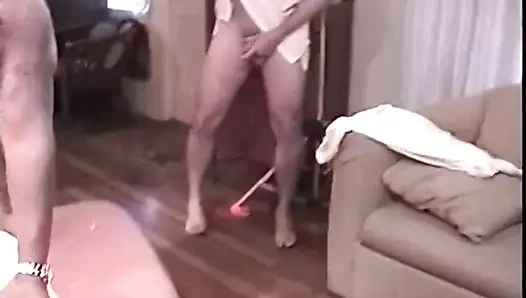 Sarışın orta yaşlı seksi kadın gırtlağına kadar alıyor ve büyük zenci yarağına biniyor
