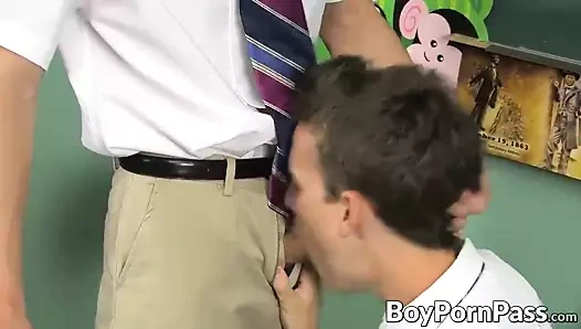 Leo eğilir ve kıçına şaplak atar