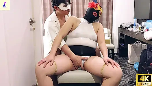 Seks kölesi maskesi takan ellili yaşlarında bir genç, kendini halka açık mastürbasyona dalıyor ve erotik cosplay içinde meyve suyu damlatıyor