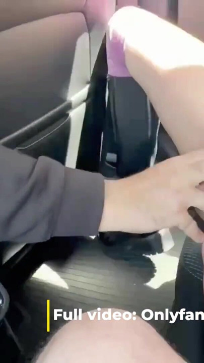 Evli kadın taksiye sakso çekiyor. Taksi şoförü ağzına boşalıyor. Evli kadın takside teşhir ediyor ve elini içine alıyor | Klip 1
