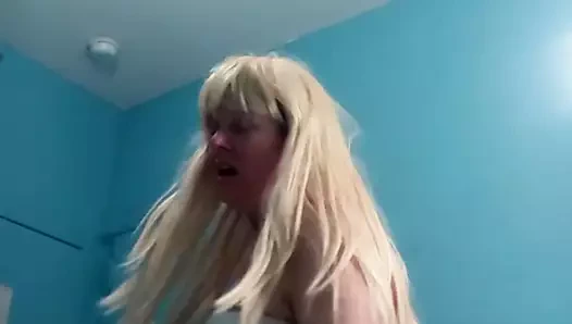 Brenda adalet seksi sarışın bir şarkı söylüyor