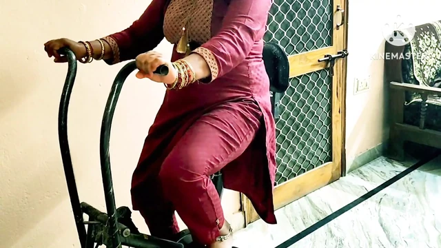 Spor salonu yengenin Hintçe mastürbasyonu