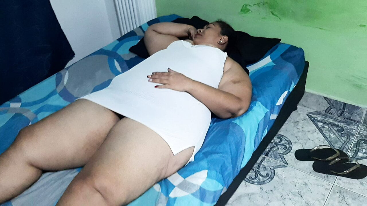 En iyi arkadaşımın annesini odasında ziyaret ediyorum ve onun sıkı amını yalıyorum