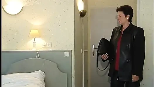 Tombul olgun motelde mastürbasyon yapıyor