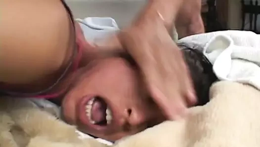 Asyalı fahişe iki yarak alıyor