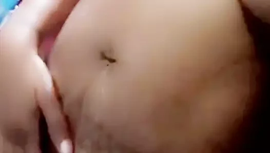 Eski abanoz bana göğüslerini gösteriyor