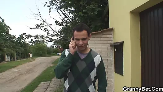 Yabancı doggy-sikikleri yalnız 60 yaşındaki sarışın büyükanne