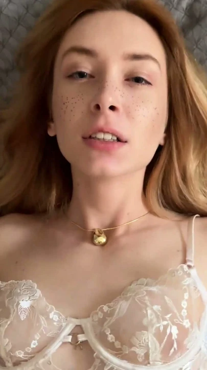 Üvey kız üvey erkek kardeşini anal seks için kandırıyor. Üvey erkek kardeşine seks bebeğiyle en iyi eşek şakası | Klip 1