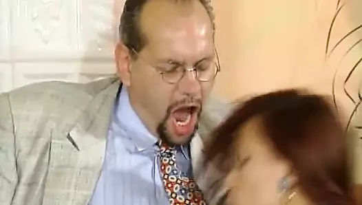 Almanya'dan tombul kızıl saçlı sürtük aynı anda iki dolu yarak alıyor