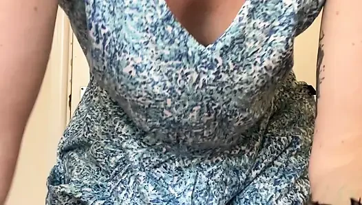 Seksi, tonlu, komşu kız yeni kıyafetler deneyen goldilocks gibi!