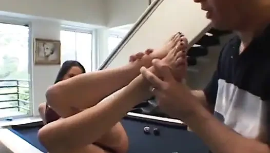 Azgın esmer bilardo masasında sert kalın bir yarak emiyor