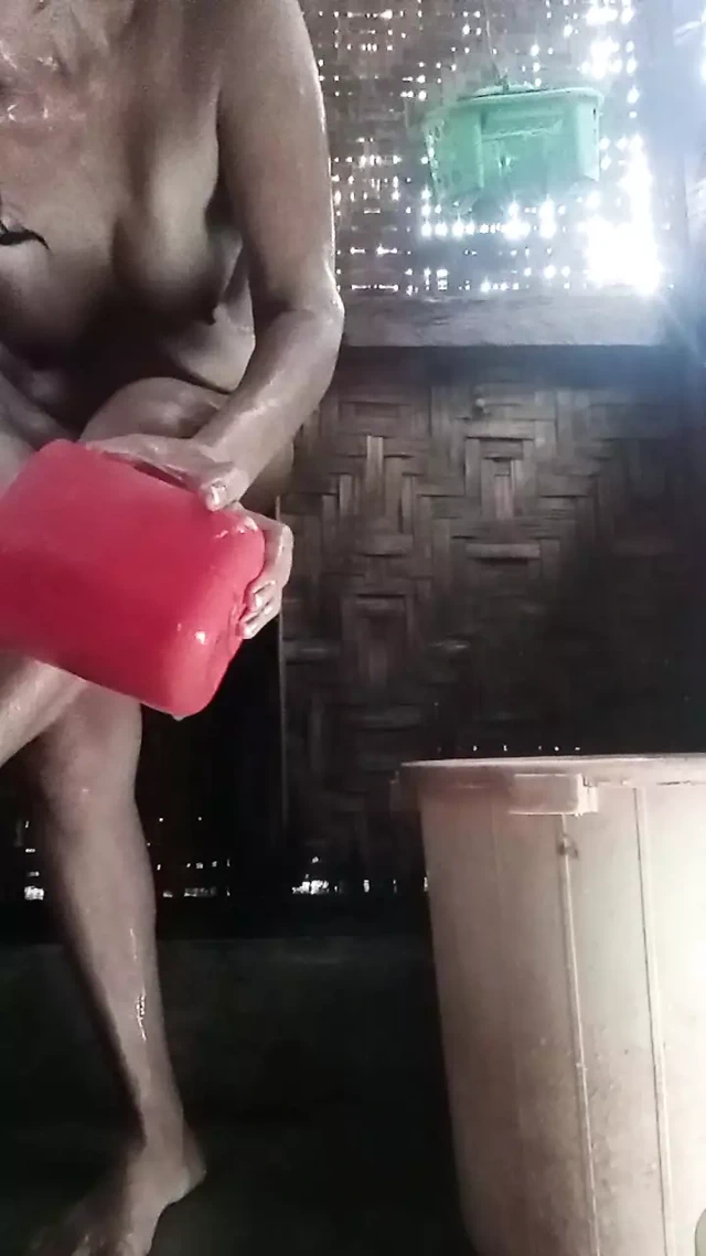 Orman kızı kulübesinde terli çıplak vücudunu banyo yapıyor