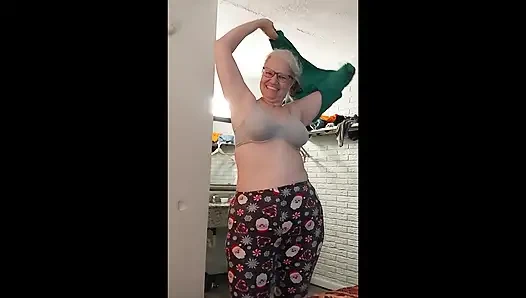 5 dakikalık ateşli orta yaşlı seksi kadın yaramazlık yapıyor. Mastürbasyon, memelerimi emiyor, amımı açıyor, göğüslerimi gösteriyor!