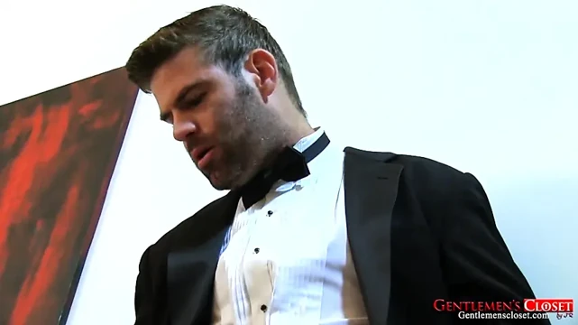 Gentlemenscloset yakışıklı Tyler Benson Sebastian'ın ayaklarını ve zonklayan zonklayan şişkinliklerini yutuyor