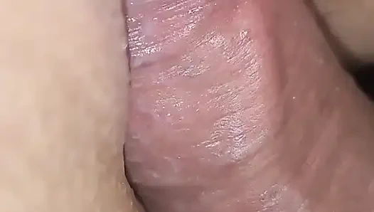 Yakın çekim amcık büyük kalın yarakla sikişiyor