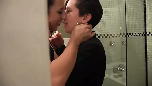 Gerçek lezbiyen çift duşta yapay penisle seks yapıyor