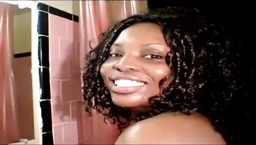 Kalın sürtük 2 yarağın tadını çıkarıyor