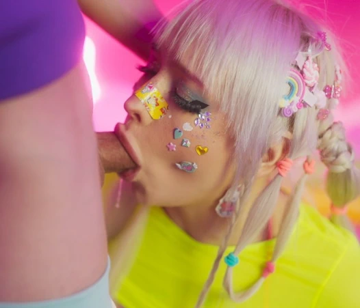 Şeker kız emme lollipop ve sikme içinde the göt alicebong