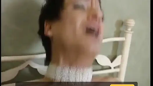 Sarışın orta yaşlı seksi kadın sert bir yarakla arkadan sert sikiliyor